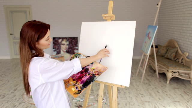 Porträt-eines-Künstlers-Mädchens-vor-weißen-Leinwand