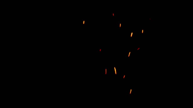 Feuer-Funken-vom-Lagerfeuer-mit-Asche-Aufstieg-auf-schwarzem-Hintergrund,-Gefahr-explosion