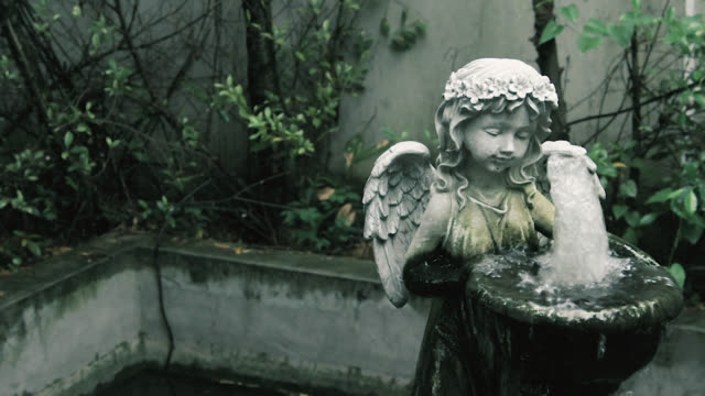 Estatua-del-ángel-en-el-jardín-del-patio-trasero-con-resolución-de-4-k.
