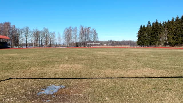 Fliegen-Sie-im-Stadion-Drohne-Trog-Fußball-Tor-im-zeitigen-Frühjahr,-Luftbild