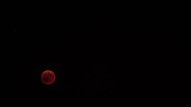 Mondfinsternis-Zeit-verfallen-rote-Vollmond-aus-Schatten,-hell,-herausragende-Ereignis-ereignete-sich-am-27.-Juli-2018