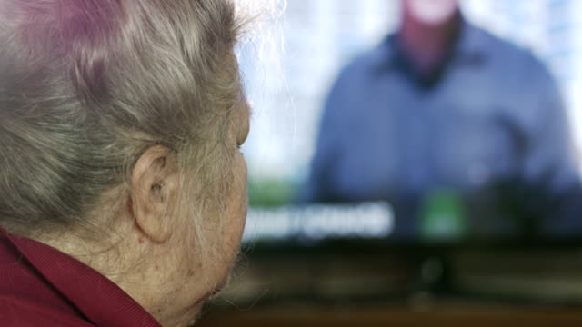 Nachrichten-Fernsehen-Senior-Frau.-Gesicht-der-älteren-Frau-vor-einem-TV-Bildschirm