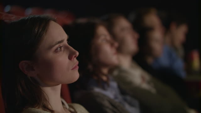 Mädchen-beobachten-Film-im-Kino.-Mädchen-im-Theater-sitzen-und-beobachtete-Leistung