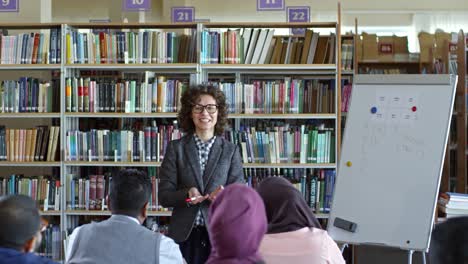 Woman-Teaching-Migrants-English-Language