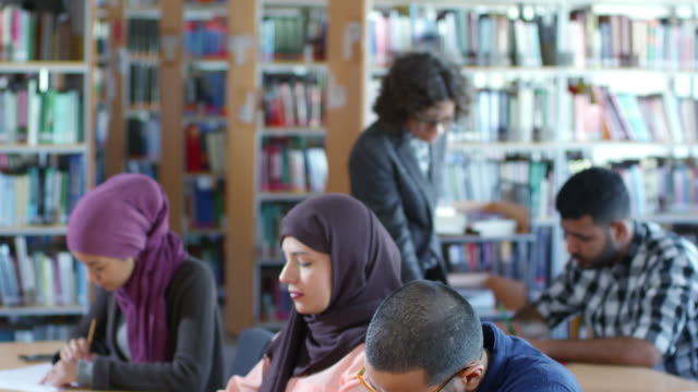 Grupo-de-migrantes-del-Medio-Oriente-que-estudia-en-la-escuela