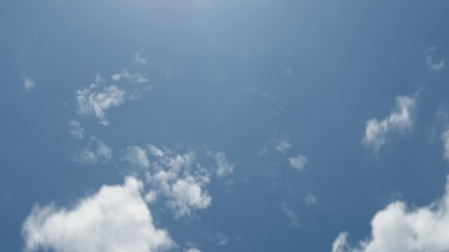 Nubes-y-lapso-de-tiempo-de-luz-del-sol,-vista-de-ángulo-bajo.