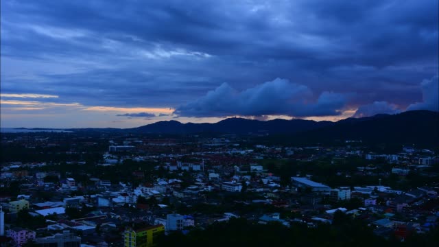 Phuket-Stadt-in-der-Regenzeit,-erhöhte-Ansicht.