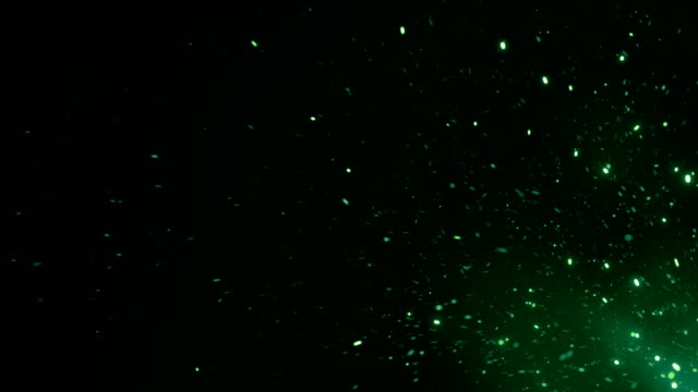 Schöne-magische-Funken-entsteigen-Großbrand-im-Nachthimmel.-Abstrakt-isoliert-grün-Farbe-glühende-Partikel-auf-schwarzem-Hintergrund-fliegen.-3d-Animation-geloopt.-Ecke-bewegen.