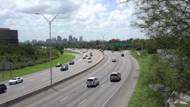 Lapso-de-tiempo-de-los-coches-en-la-autopista-yendo-y-viniendo-del-centro-de-la-ciudad-de-San-Antonio-de-2018