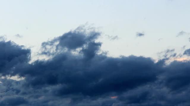 Lapso-de-tiempo-tempestuosa-nube-azul