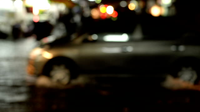 Nacht-Niederschlag-mit-verschwommenen-Autos-auf-Flut-Straße-Hintergrund