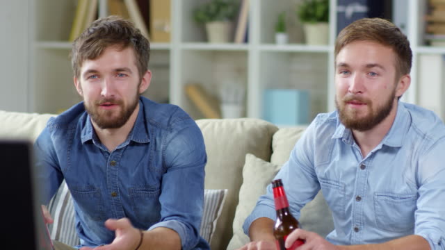 Zwillinge-vor-dem-Fernseher-und-trinken-Bier