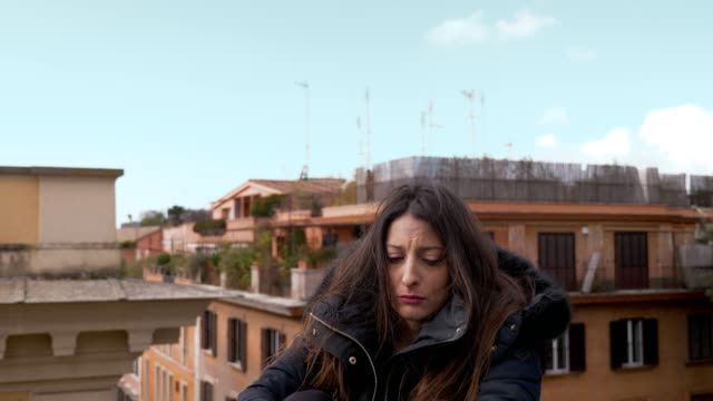 Verzweifelte-depressive-junge-Frau-weinend-allein-auf-Stadt-Dach