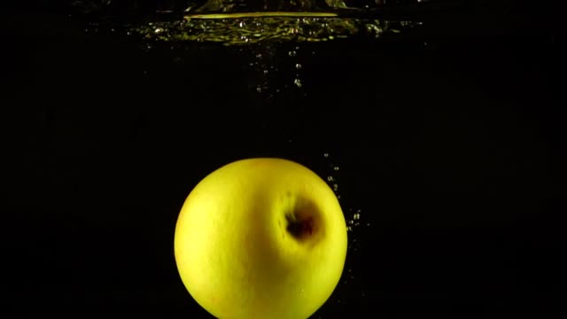 Äpfel-in-Wasser-fallen.-Slow-Motion.