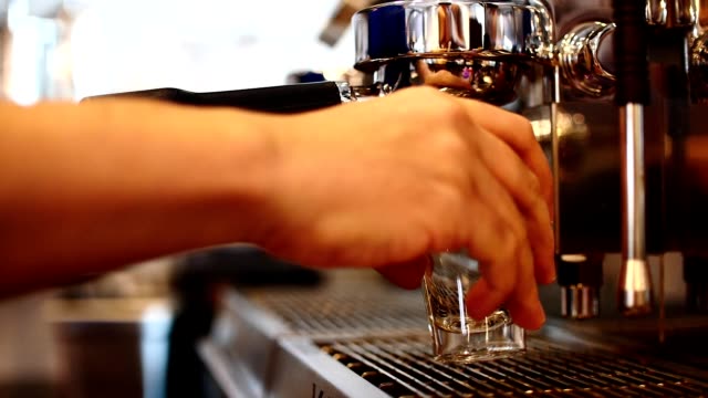 Proceso-completo-del-café.-por-transmisión-de-la-máquina-de-café-espresso