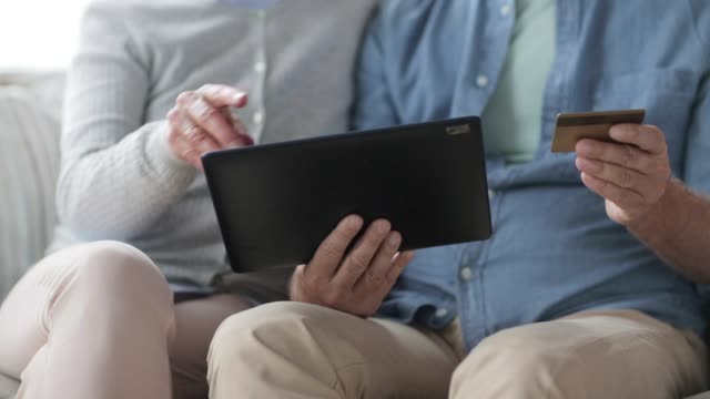 Senior-pareja-con-tablet-pc-y-tarjeta-de-crédito