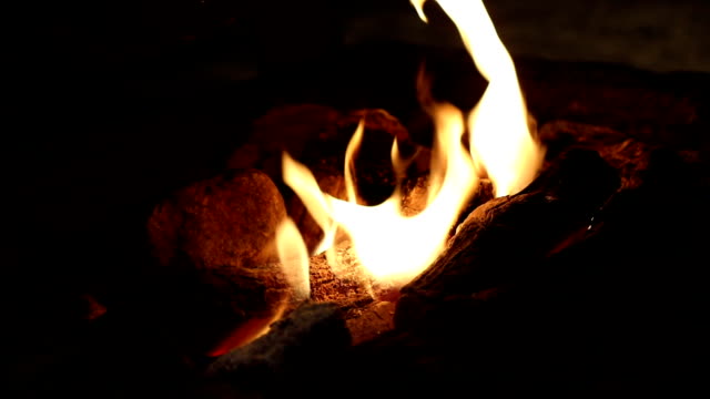 Brennholz-im-Kamin-Closeup,-Feuer-und-Flammen-brennen