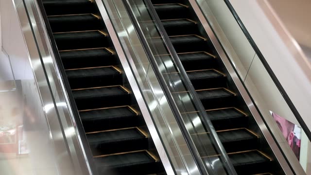 Empty-escalator-in-the-mall,-it-works