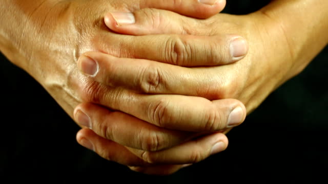 Mann-mit-Händen-zu-beten