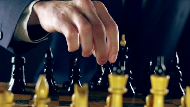 Mann-in-einem-Anzug-spielt-Schach