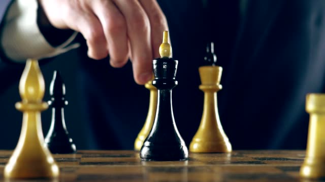 Mann-in-einem-Anzug-spielt-Schach