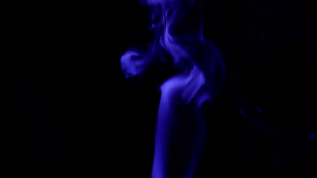 Blauen-Dampf-steigt-aus.-Blauer-Rauch-über-einem-schwarzen-Hintergrund.-Rauch-langsam-schweben-durch-den-Raum-auf-schwarzem-Hintergrund.-Slow-Motion.