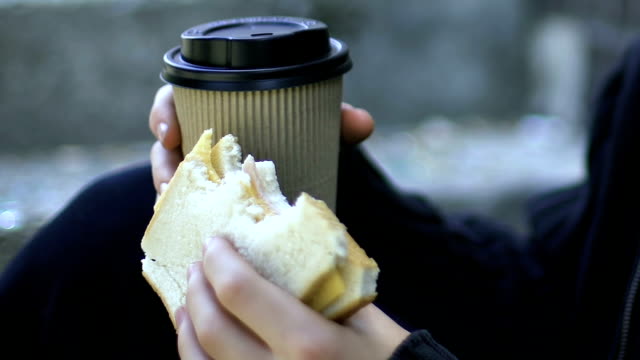 Junge-mit-Sandwich-und-Kaffee,-Konzept-der-hungernde-Obdachlose-verlassene-Kinder