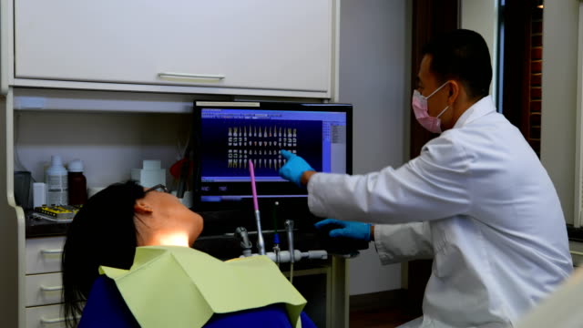 Dentista-hombre-interactuando-con-el-paciente-4k
