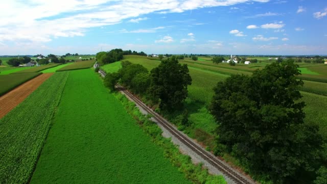 Tracks-von-Amish-Ackerland-zu-trainieren,-wie-gesehen-von-Drohne