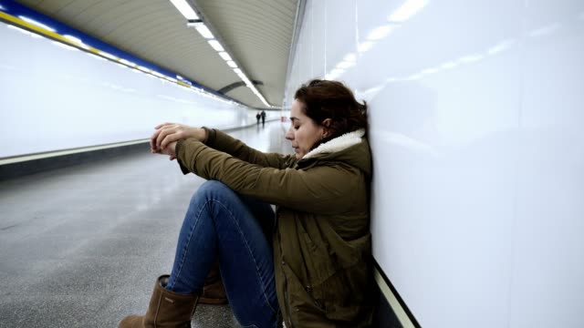 Hoffnungslos-und-erschöpften-Frau-leiden,-Depressionen-und-Angstzuständen-in-u-Bahn-Tunnel-in-Work-Life-Balance-Probleme-Negative-Körperbild-finanziellen-Schwierigkeiten-und-psychischen-Stress-Veranstaltungen-und-Loos-Geliebten.