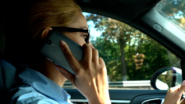 Jefe-señora-disgustado-conducir-coche,-molesto-con-problemas-de-conversación-de-teléfono-en-el-trabajo