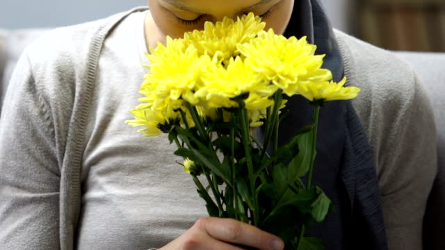 Glücklich-Krebs-Überlebenden-duftenden-Blumen,-hoffe,-fühlt-sich-besser-nach-einer-Chemotherapie,