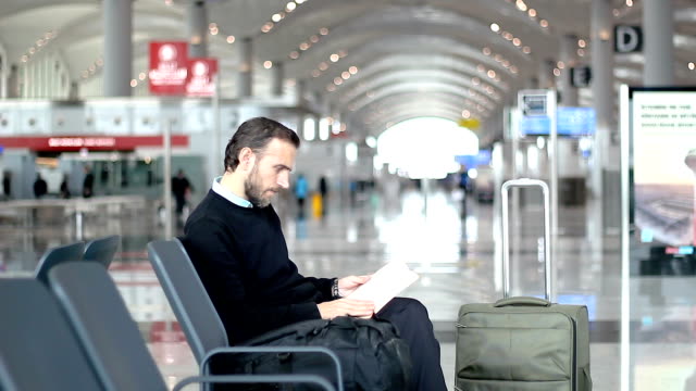 Passagier-ein-Buch-am-Abflug-Lounge-am-Flughafen