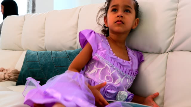 Hija-asiática-usando-una-tableta-digital-en-la-sala-de-estar-en-el-hogar-4k