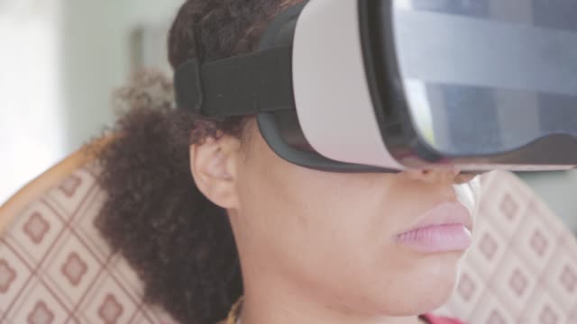 Porträt-einer-afroamerikanischen-Frau,-die-im-Virtual-Reality-Headset-trägt