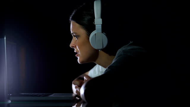 Verärgertes-Mädchen-in-Headset-Blick-auf-Laptop-Bildschirm,-Fehler-des-Programms,-Virus-Angriff