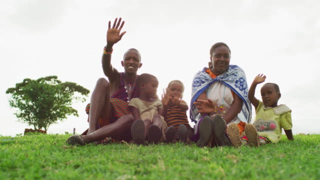 Familie-Maasai-winkt-hände