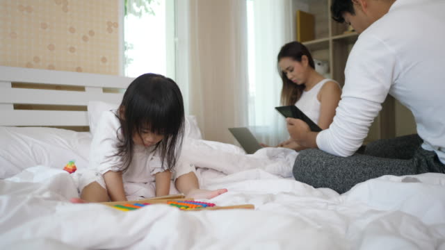 Parents-don't-care-about-their-daughter.-Left-her-to-play-the-phone