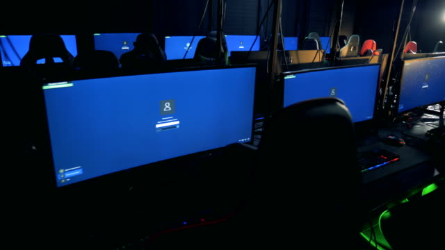 Interior-del-club-de-juego-con-ordenadores-y-sillones