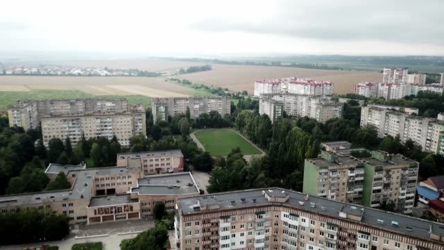 Vista-aérea-de-la-ciudad-con-estilo-soviético-socialista-de-construcción-en-el-día-nublado.-Edificios-fueron-construidos-en-la-Unión-Soviética.-La-arquitectura-parece-la-mayoría-de-las-ciudades-de-cercanías-post-soviéticas.