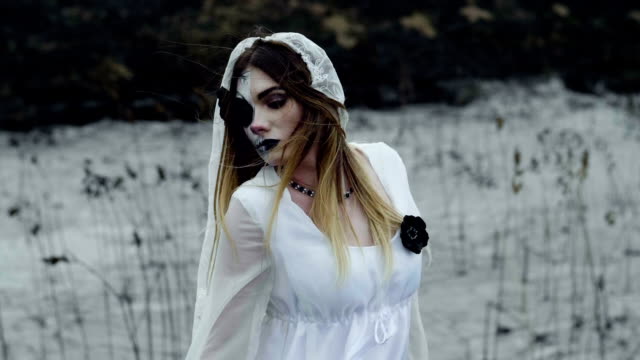 Das-Mädchen-mit-beängstigend-Make-up-für-Halloween-in-einem-weißen-Brautkleid.-zeitlupe.-Hd