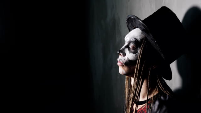 Porträt-des-Mannes-in-Hexer-Kostüm-und-beängstigend-Make-up-für-Halloween,-Seitenansicht