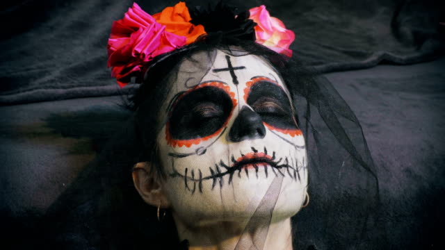 Beängstigend,-gruselige-Frau.-Halloween,Tag-der-Toten.Halloween-Make-up-Ideen-Konzept