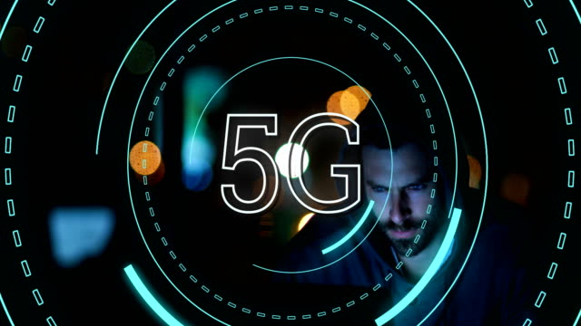5G-geschrieben-in-der-Mitte-eines-futuristischen-Kreises-4k
