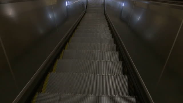 Die-Schritte-auf-der-Rolltreppe-nach-unten-bewegen