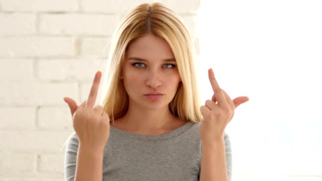 Retrato-de-mujer-joven-mostrando-el-dedo-medio-en-ira