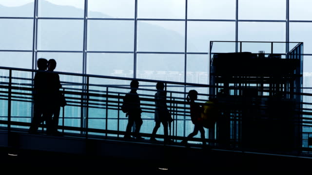 Silhouetten-von-Reisenden-im-Flughafen.