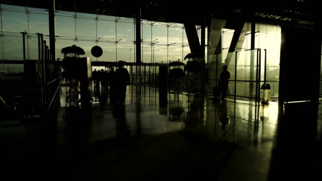 Silhouetten-der-Reisenden-im-Flughafen.-Grenzenlosen-Welt-Wirtschaft,-Kommunikation-und-Verbindung