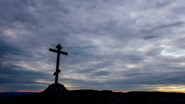 Orthodoxe-Kreuz-an-der-Spitze-des-Hügels-mit-bewegte-Wolken-im-Hintergrund-Timelapse