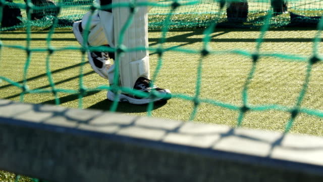 Jugador-de-Cricket-caminando-en-la-cancha-durante-una-sesión-de-práctica